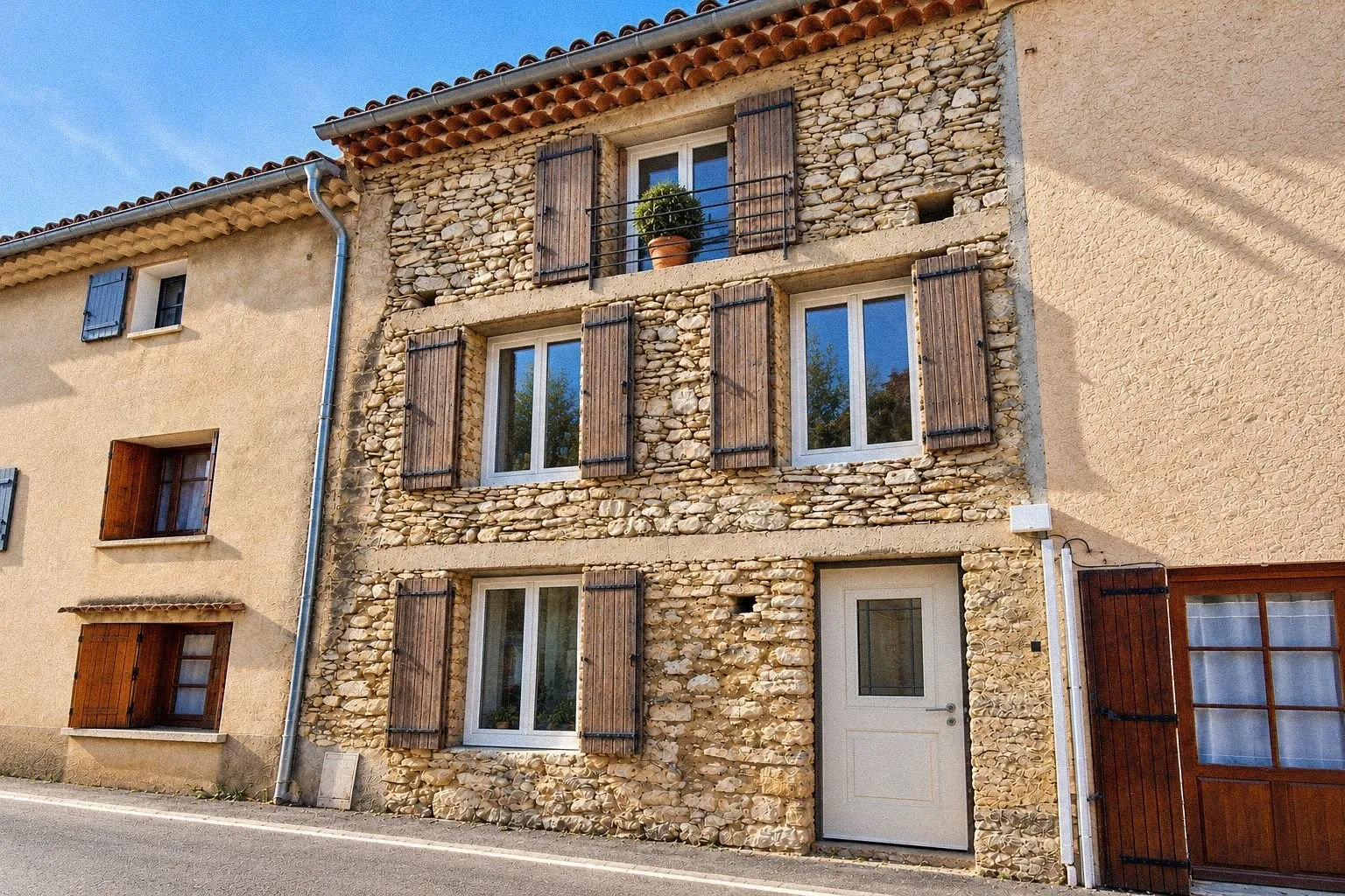 La façade rénovée, pierre conservée
