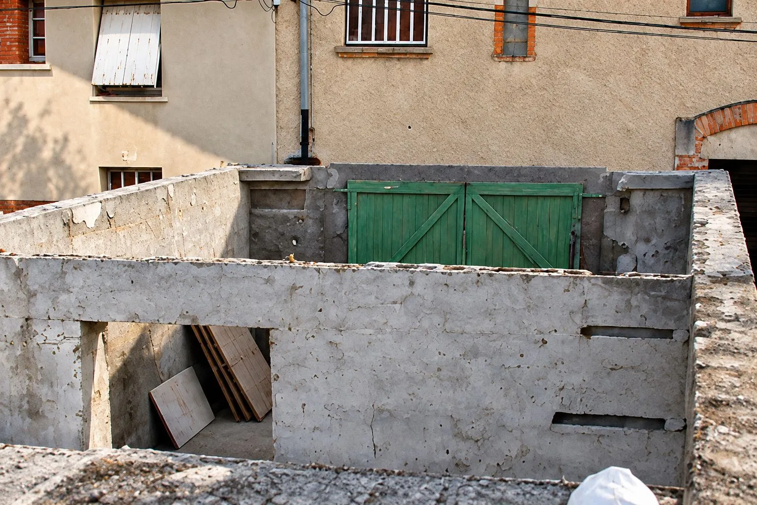 Le chantier : reprise des murs existants